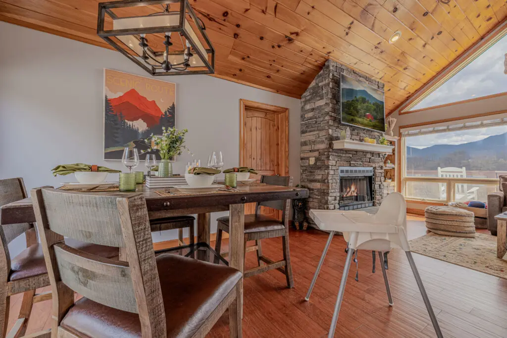 Vaulted cabin great room with family dining